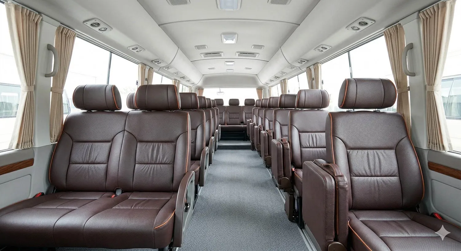 Coaster 19座車內空間