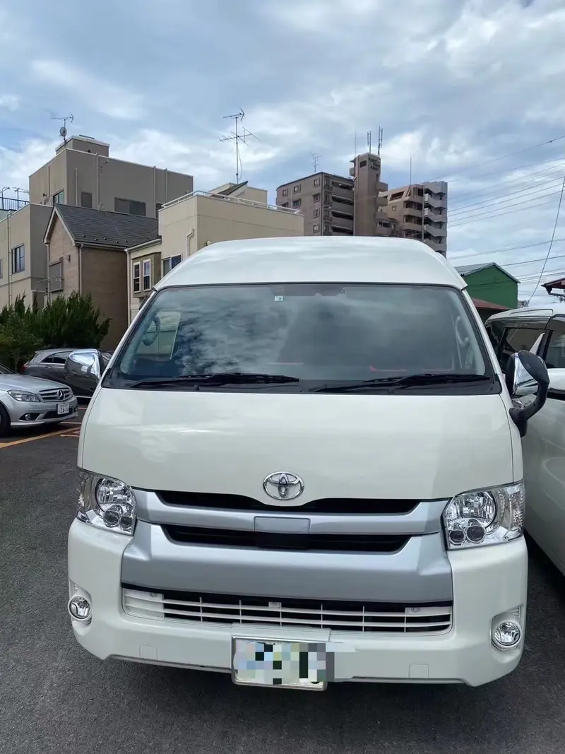 Hiace 10座車內全景