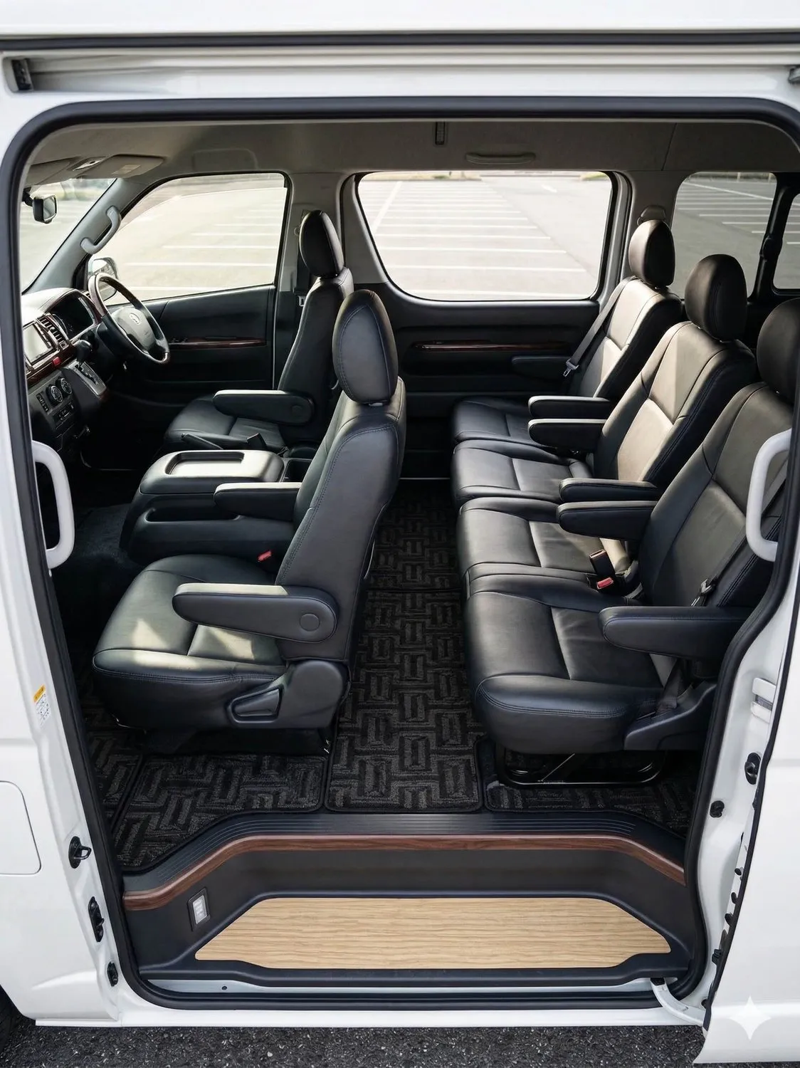 Hiace 14座車內空間