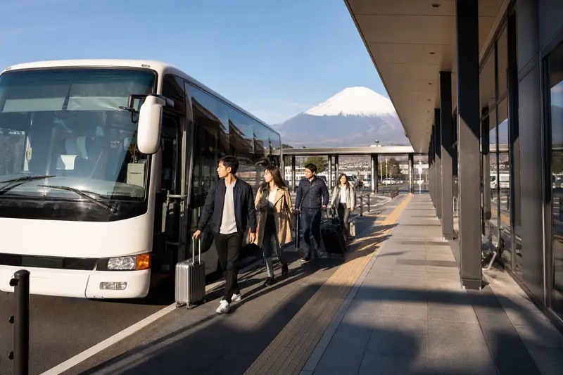 御殿場高速巴士到站旅客下車