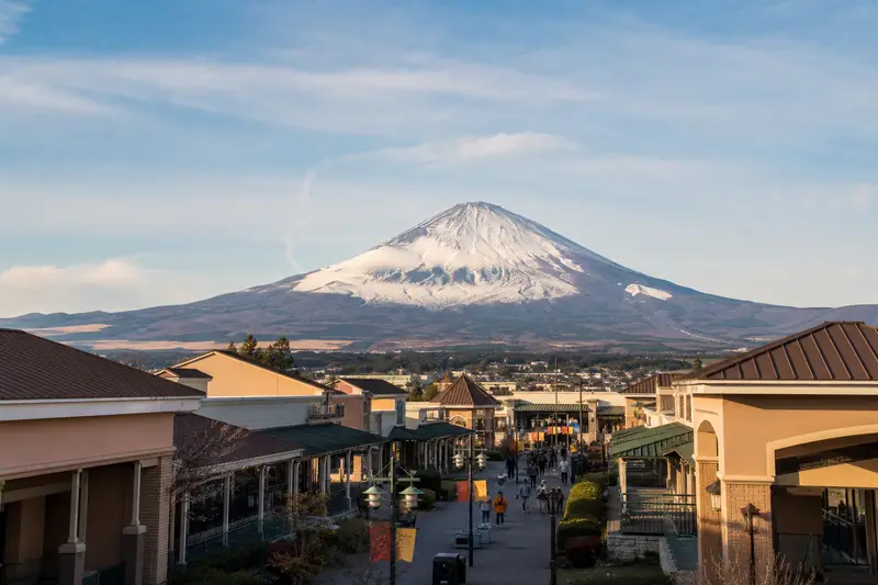 2026 御殿場 Premium Outlets 攻略｜290 品牌、退稅、富士山視角與包車路線