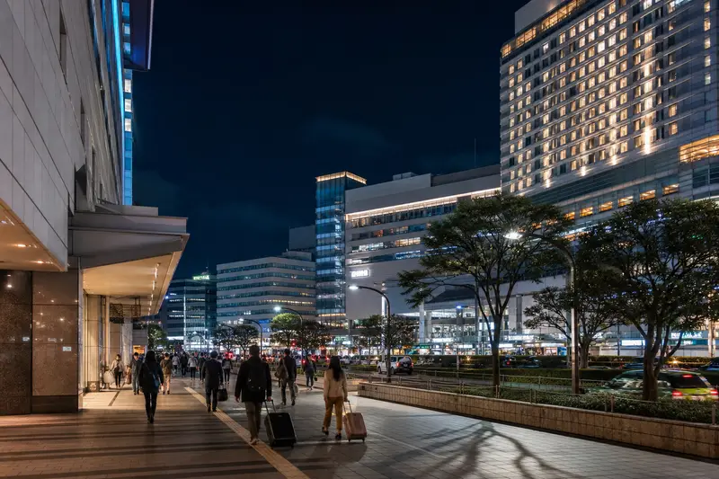 仙台站周邊夜晚街景與飯店建築，適合花火大會住宿規劃參考。