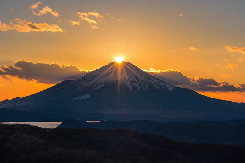 鑽石富士夕陽落山頂光芒特寫