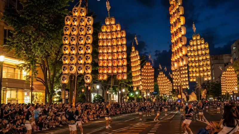 秋田竿燈祭夜景全貌