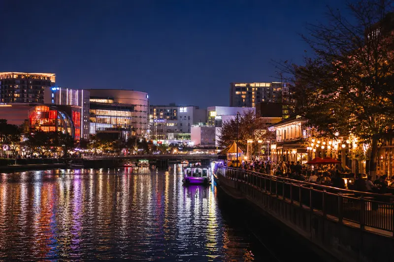 福岡中洲河岸夜景與餐飲街燈光。