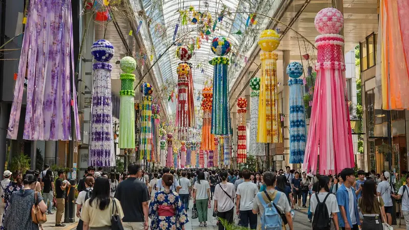 仙台七夕祭市中心商店街全景與彩飾街景